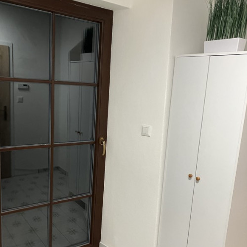 Chodbička mezi kuchyní a koupelnou